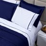 Kit de Jogo de Cama Branco com Detalhes Azul Marinho 100% Algodão Queen Size 4 Peças - 1