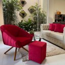 Ver imagem 5 de Kit Poltrona Giovana Giratória Ferro e Madeira, Puff Quadrado e Almofadas em Sued Premium:vermelho