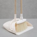Ver imagem 6 de Kit vassoura e pá com cabo de bambu 124 cm - Oikos