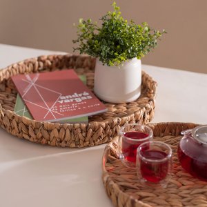 Bandeja Decorativa 30cm Redonda com Alças de Palha Fibra Natural - Oikos