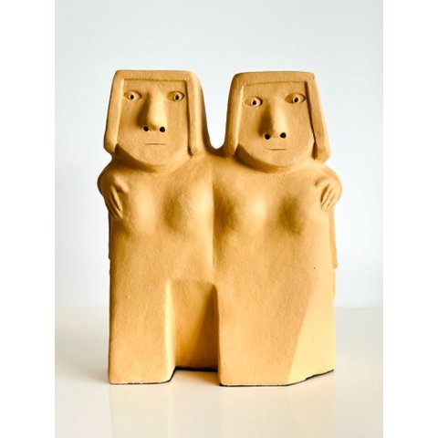 Casal de Mulheres Passeando Cerâmica Artesanal Feito a mão