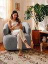 Ver imagem 2 de Kit 2 Poltrona Orgânica Chloe Boucle Cinza Redonda Decorativa com Almofada Plumante - Arkell