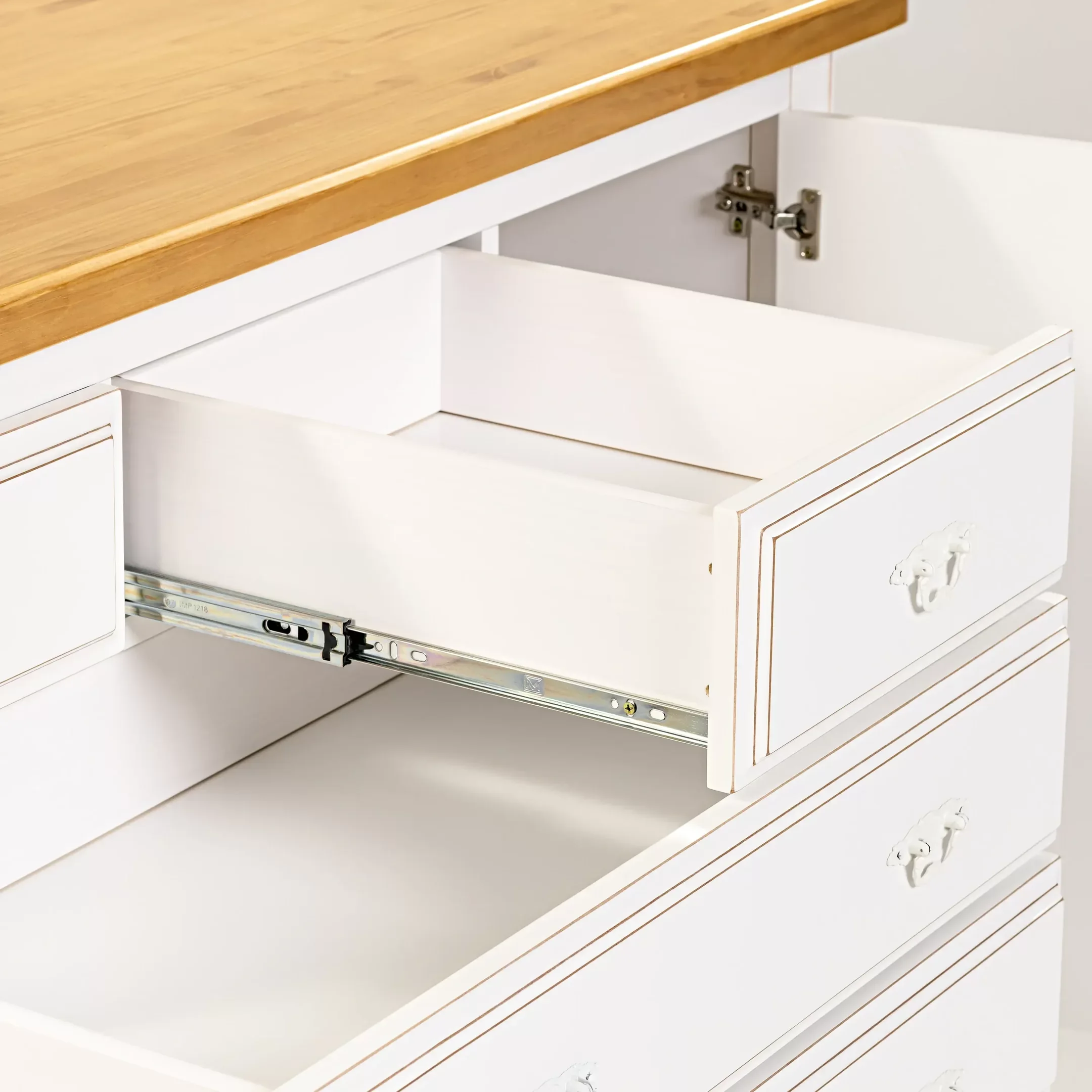 Ver imagem 4 de Cômoda Infantil Entalhada 5 Gavetas e 1 Porta