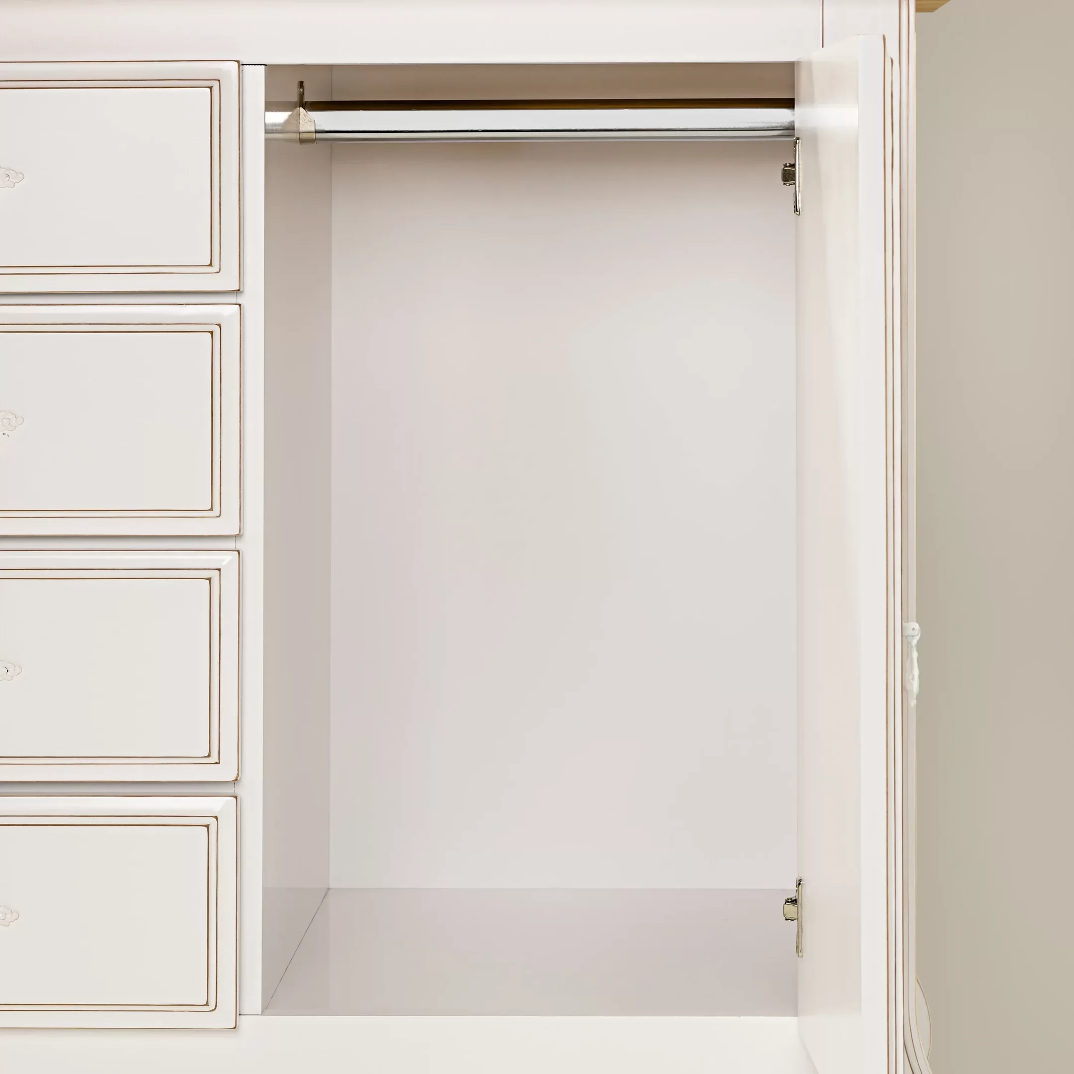 Ver imagem 3 de Cômoda Infantil Entalhada 5 Gavetas e 1 Porta