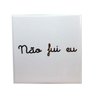 Azulejo Quadrado Branco com Escrito Dourado "Não Fui Eu" - 1