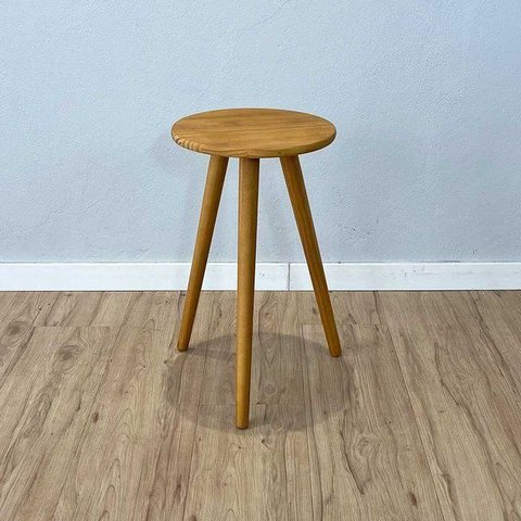 Mesa Lateral Redonda com Pé Palito de Madeira Nozes