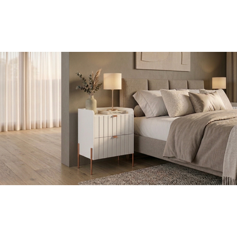 Mesa de Cabeceira Moriah 45cm Branco Luxo MDF Ripado Industrial Pés Ferro Cobre