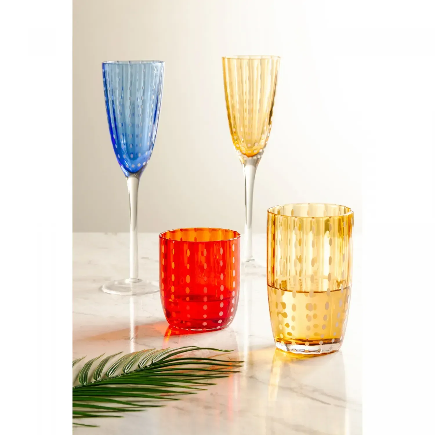 Ver imagem 5 de Conjunto com 2 Taças de Champanhe Azuis com Poás Brancos 200ml