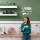 Ver imagem 1 de Adesivo Frase a Cozinha É Pequena Mas É Cheia de Amor Geladeira Kanto Store Adesivo de Parede Branco