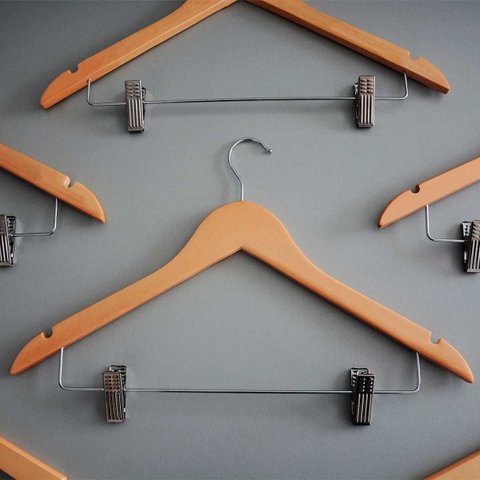 Kit 20 Cabides de Madeira com Presilhas Adulto Saia Terno Resistente