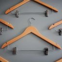 Ver imagem 1 de Kit 20 Cabides de Madeira com Presilhas Adulto Saia Terno Resistente