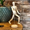 Ver imagem 2 de Boneco Articulado para Desenho P Madeira e Haste de Metal 30cm Amadeirado com Base Removível