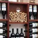 Ver imagem 5 de Adega de Madeira Maciça para 15 Garrafas de Vinho com Porta Rolhas e Porta Taças - Mogno