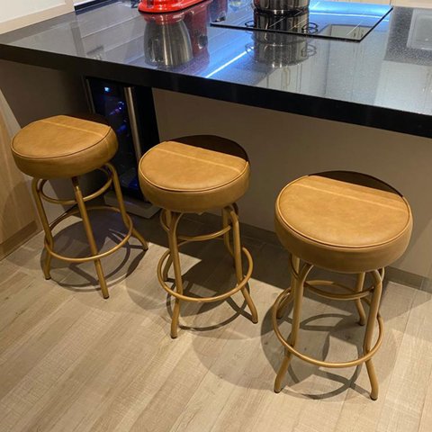 Banqueta Alta Bar Giratória Cor Dourado Fosco Assento Cor Caramelo Confortável Kit 3 Peças Poltronas