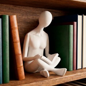 Escultura Enfeite Leitura Abstrata Sentado Branco em Resina