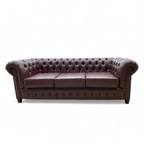 Sofá Chesterfield Couro Marrom 3 Lugares Ideal para Sala e Hall de Entrada