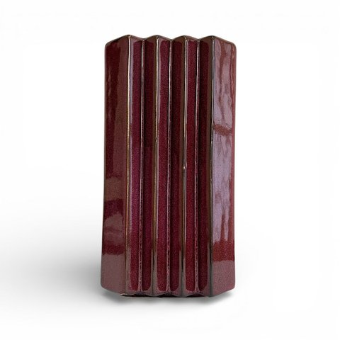 Vaso Decorativo em Cerâmica Bordô Canelado Design Escultural 28cm