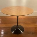 Ver imagem 3 de Mesa Lateral Tulipa Saarinen Redonda 51 Cm - Freijó Cores Preto
