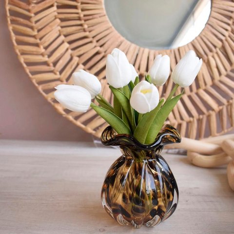 Arranjo de Tulipas Flor Artificial Branca no Vaso Trouxinha Âmbar e Preto 25cm | Formosinha