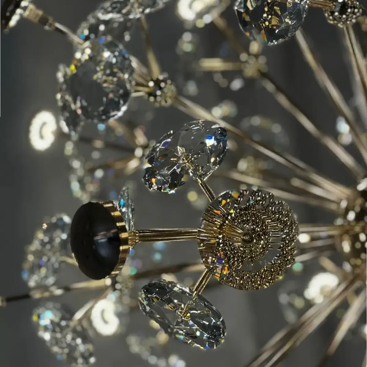 Ver imagem 2 de Lustre de Cristal Dente de Leão 72cm Dourado - Sindora Iluminação