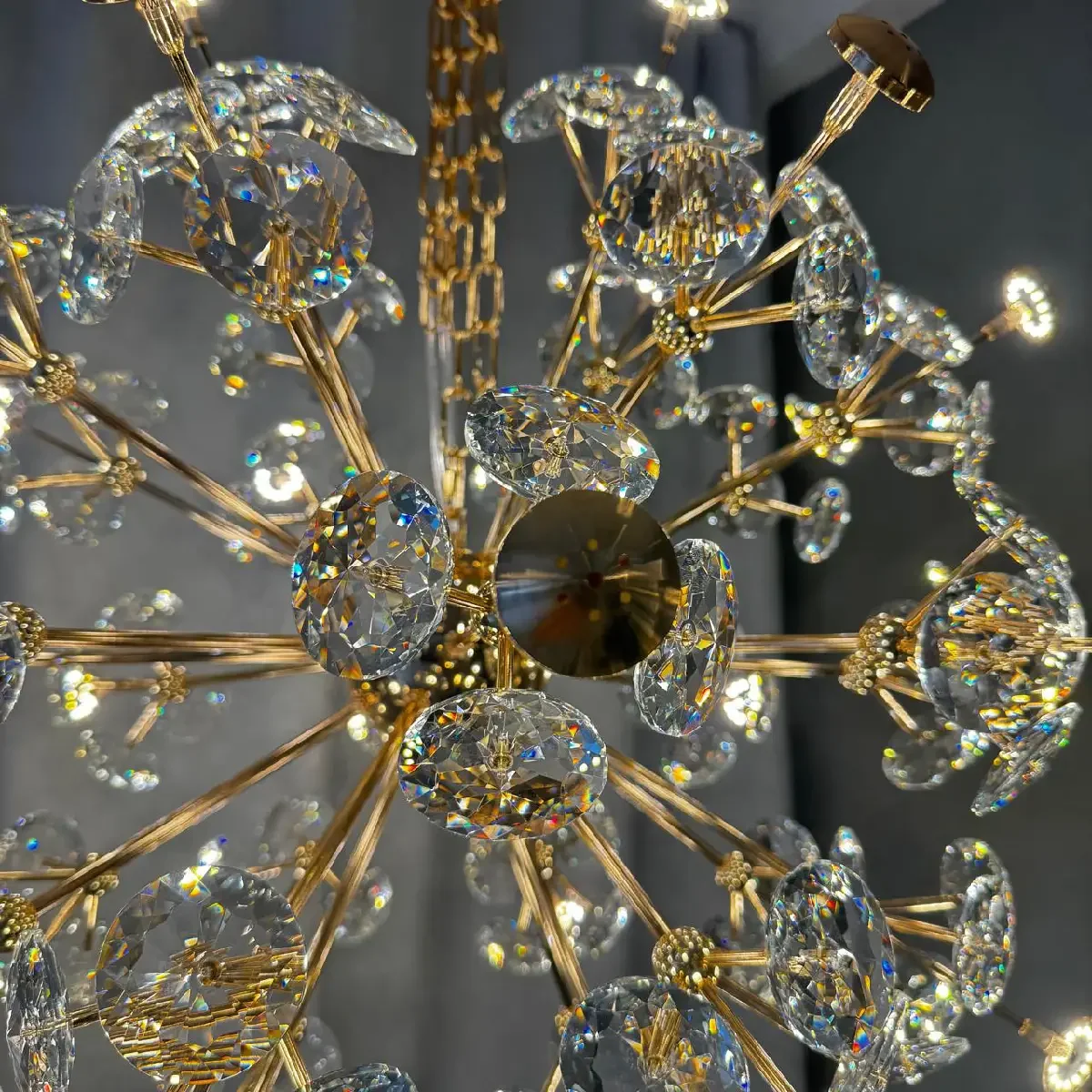 Ver imagem 3 de Lustre de Cristal Dente de Leão 72cm Dourado - Sindora Iluminação