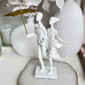 Escultura Decorativa de Poliresina Casal Branco e Dourado 31x16x8,2cm - 2