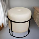 Ver imagem 1 de Puff de Ferro Decorativo Redondo para Sala Argola Glamour Bege Base Pés Preto
