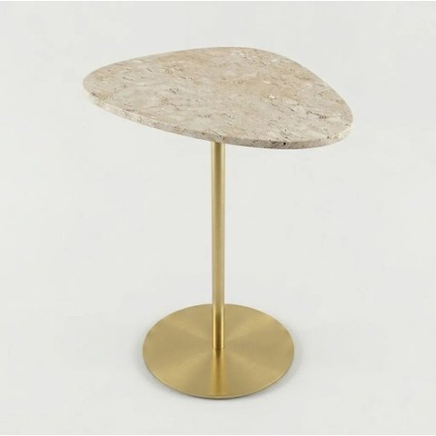 Mesa Lateral Orgânica Mármore Travertino Bege Bahia Base Dourada 52cm