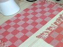 Ver imagem 2 de Par de Tapetes em Tear Xadrezinho - Vermelho
