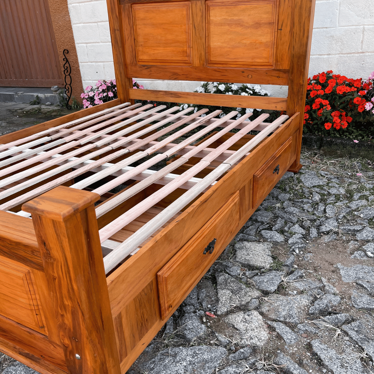 Ver mais imagens de Cama Casal Padrão em Madeira de 4 Gavetas Demolição Modelo Almofadas Sudeste Rústico