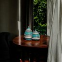 Ver mais imagens de Dupla Garrafa Mimo Decoração em Cerâmica Azul e Palha Marrakesh
