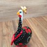 Galinha Decorativa Com Bolsa e Chapéu Preto com Vermelho - 3