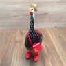 Galinha Decorativa Com Bolsa e Chapéu Preto com Vermelho - 5