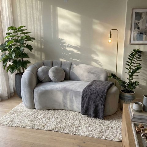 Sofá Curvo 3 Lugares Orgânico Confortável Serena Veludo Cinza Claro - Montanari's Decor
