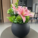 Ver imagem 2 de Arranjo Centro de Mesa Lírio Rosa Completo Artificial Vaso Preto Decore Fácil Shop