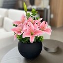Ver imagem 1 de Arranjo Centro de Mesa Lírio Rosa Completo Artificial Vaso Preto Decore Fácil Shop