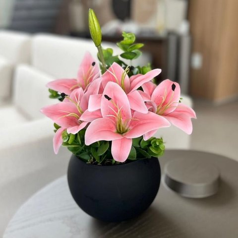 Arranjo Centro de Mesa Lírio Rosa Completo Artificial Vaso Preto Decore Fácil Shop