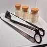 Tesoura Abafador Pinça para Vela e 3 Velas 30gr Aromática:preto - 1