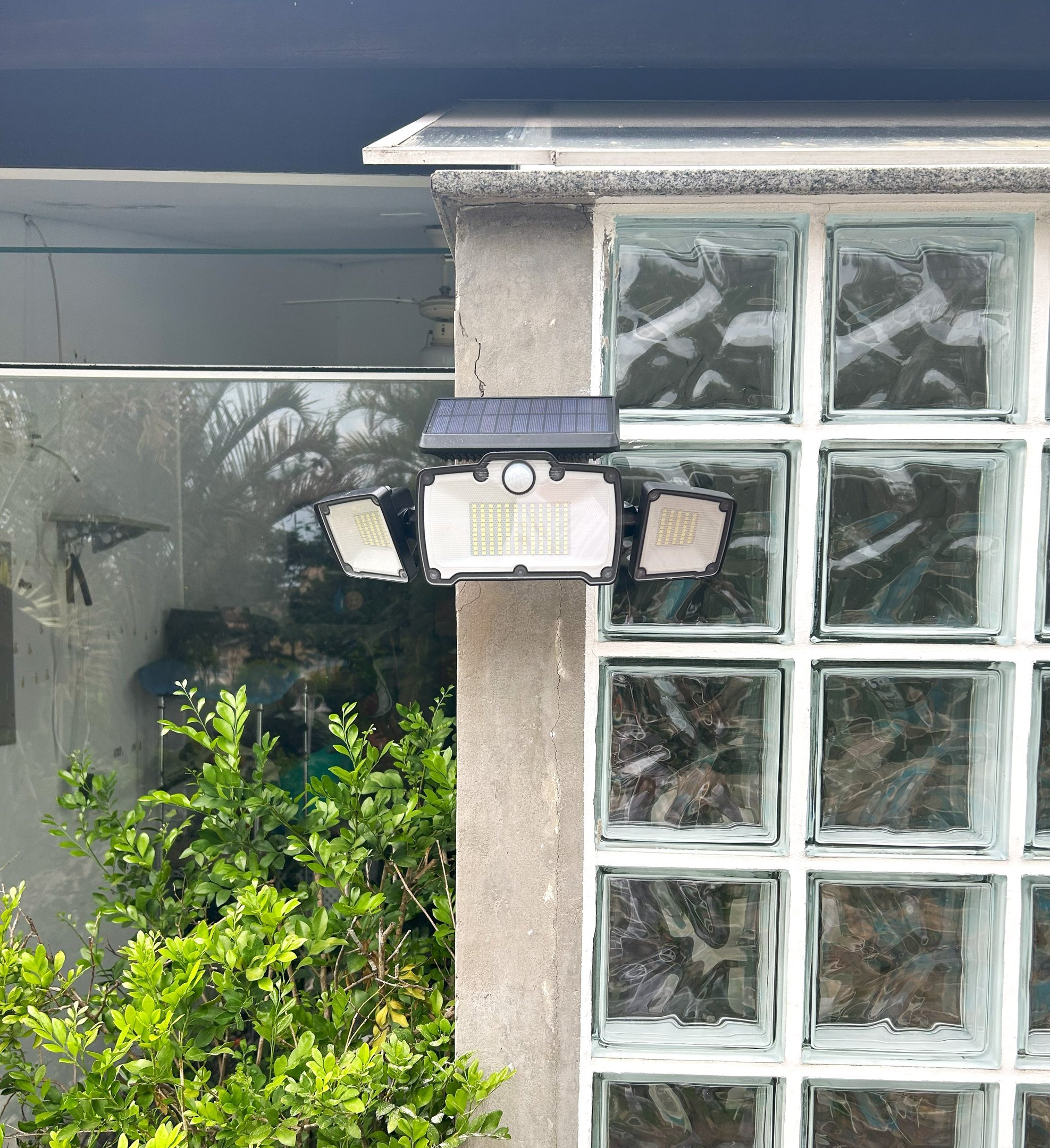 Luminária Solar com Sensor e Controle Remoto 218 Leds 3 Cabeças e Placa Acoplada - 2