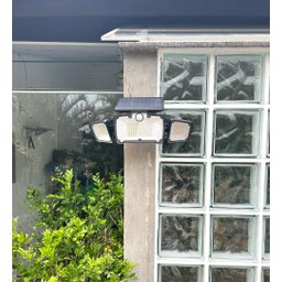 Luminária Solar com Sensor e Controle Remoto 218 Leds 3 Cabeças e Placa Acoplada - 2