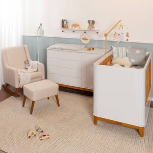 Kit Quarto Infantil Boom com Pés Square Mel - Berço + Cômoda 4 Gavetas e 1 Porta + Poltrona de Amame
