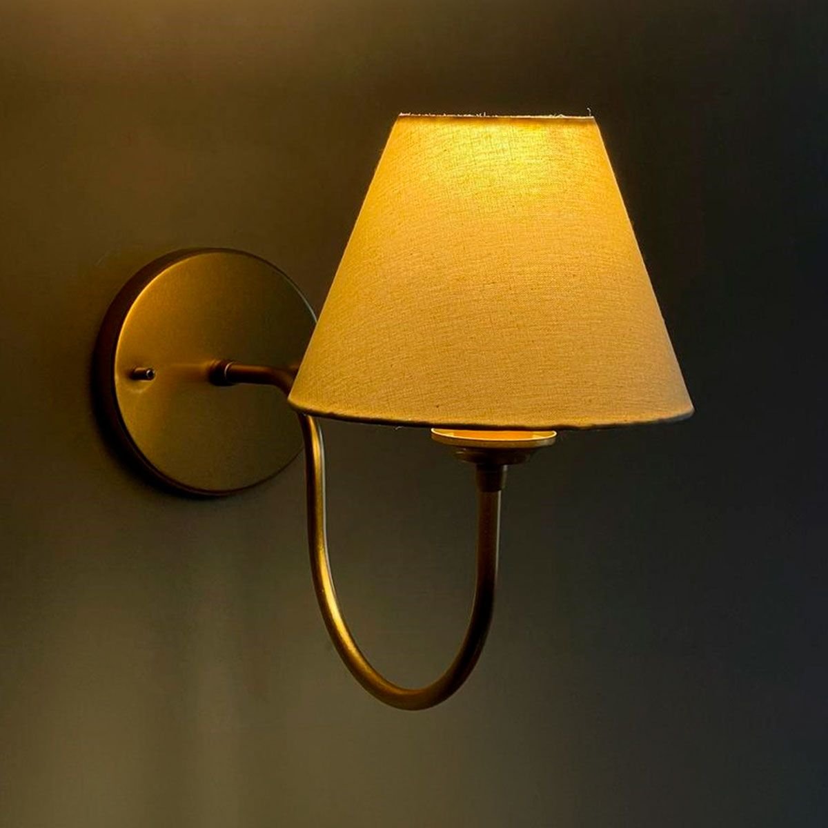 Arandela Luminaria de Parede Curvada Dourado em Aluminio Bivolt com Cupula Bege Algodao
