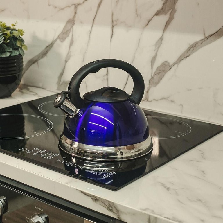 Chaleira em Inox com Apito e Fundo Duplo À Indução Azul Chaleira em Inox com Apito e Fundo Duplo À Indução Azul