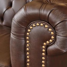Sofá 3 Lugares Sala de Estar Chesterfield Pés Madeira Couro Tabaco Brilho - Gran Belo - 7