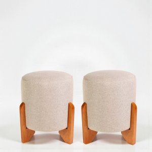 Kit 02 Puff Piave Decorativo Tecido Linho Banqueta Redondo Pés de Madeira Maciça