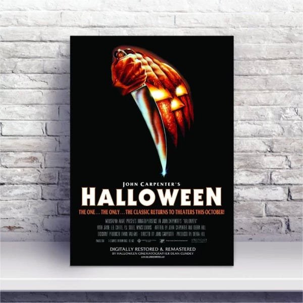 Um pôster do filme halloween com um casal em cima.