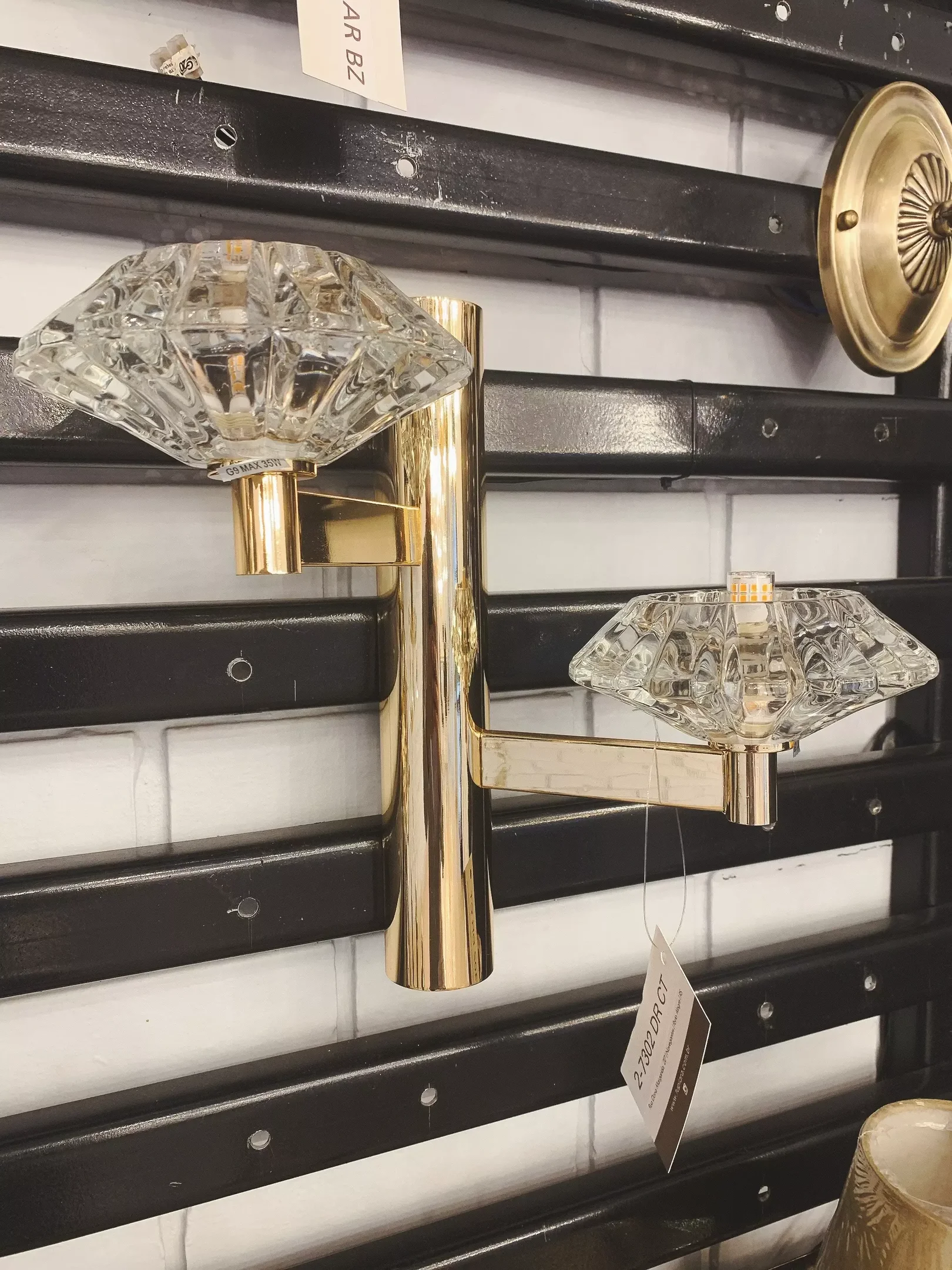 Ver imagem 2 de Arandela Cannes Ø32x19x30cm Metal Dourado com Cristal Transparente 2 Lâmpadas G9 Tupiara