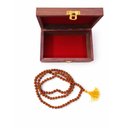 Ver imagem 2 de Caixinha de Madeira Forrada com Veludo + Japa Mala de 108 Contas de Rudraksha