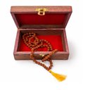 Ver imagem 1 de Caixinha de Madeira Forrada com Veludo + Japa Mala de 108 Contas de Rudraksha