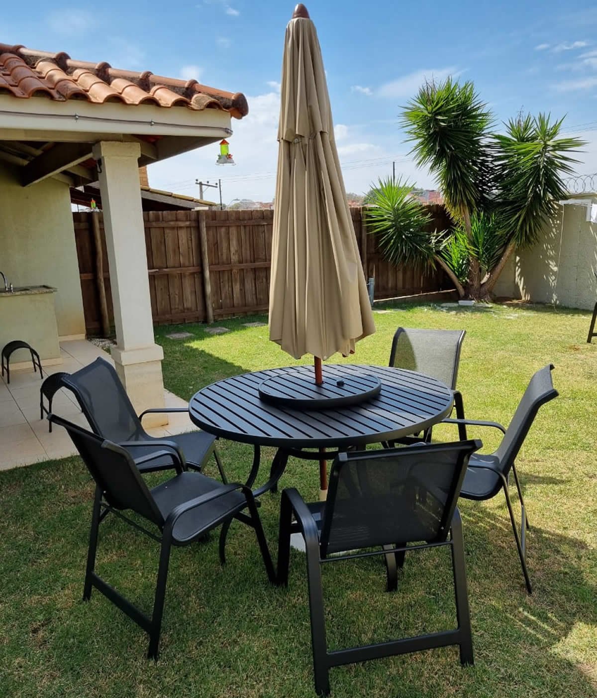 Conjunto de Mesa Giratória 6 Cadeiras e Guarda Sol para Piscina e Jardim - 3